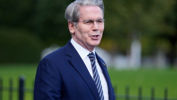 Μπέσεντ: Η Ευρώπη είναι αδύναμη, o Τραμπ δεν κάνει πίσω για τη Γροιλανδία