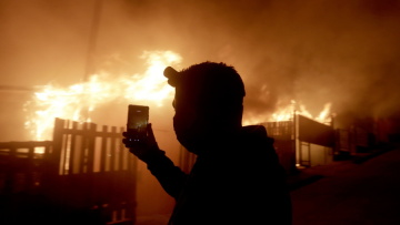 Τουλάχιστον 15 νεκροί από τις πυρκαγιές που μαίνονται στη Χιλή, δεκάδες χιλιάδες απομακρύνθηκαν από τις εστίες τους