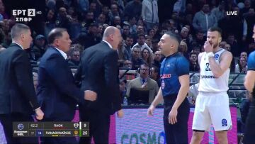 ΠΑΟΚ: Έξαλλος με τους διαιτητές ο Ζντόβτς αποβλήθηκε λίγο πριν το τέλος του πρώτου δεκαλέπτου με τον Παναθηναϊκό