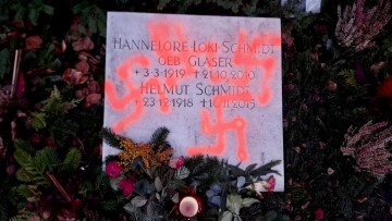 Βανδαλισμός με σβάστικες στον τάφο του Σοσιαλδημοκράτη καγκελάριου Χέλμουτ Σμιτ