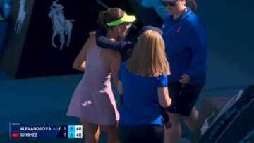 Σπουδαία κίνηση από Τουρκάλα τενίστρια, σταμάτησε τον αγώνα της για να βοηθήσει ball girl που ζαλίστηκε από τη ζέστη, βίντεο 