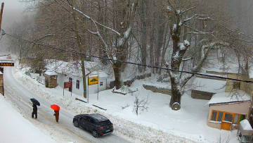 Χιόνια και χαμηλές θερμοκρασίες σε Πήλιο, ορεινή Φθιώτιδα, Καλάβρυτα και Τρίκαλα Κορινθίας, δείτε βίντεο 