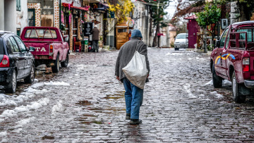 Καιρός: Με τσουχτερό κρύο και η Δευτέρα, έρχεται επιδείνωση από Τρίτη με καταιγίδες και χιόνια
