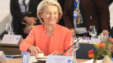 Νταβός: Αδιαμφισβήτητο σεβασμό στην κυριαρχία της Γροιλανδίας και της Δανίας ζήτησε η Φον ντερ Λάιεν