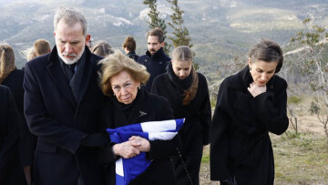 Σε στενό οικογενειακό κύκλο η ταφή της πριγκίπισσας Ειρήνης στο Τατόι: Συντετριμμένη η βασίλισσα Σοφία, φωτογραφίες