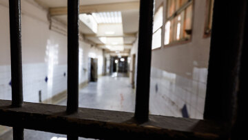 Πόσοι αλλοδαποί κρατούνται σήμερα στις ελληνικές φυλακές και για ποια αδικήματα 