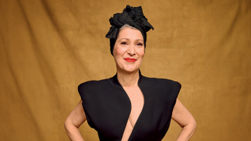 Μεριλίν Φιτουσί: Ποια είναι η γυναίκα πίσω από τα κοστούμια του «Emily in Paris»