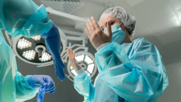 Πόσο συχνή και βαριά είναι η γρίπη σε γιατρούς και νοσηλευτές – Μελέτη απαντά
