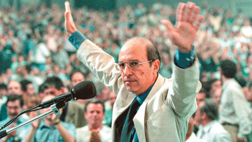 Σημίτης, ανέκδοτες ιστορίες και παρασκήνιο 30 χρόνια μετά: Πώς κατάφερε να κερδίσει τη μάχη της διαδοχής του Ανδρέα Παπανδρέου 