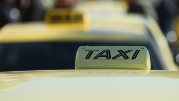 Ταξί παρέσυρε πεζό στο κέντρο της Αθήνας
