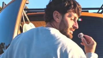 Ζει σε βαν με 1.300€ μισθό: Η ιστορία δημόσιου υπαλλήλου που είπε «όχι» στο ενοίκιο