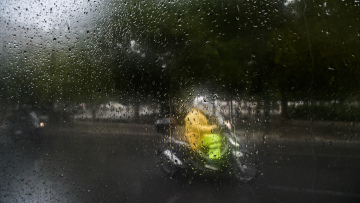 Έκτακτα μέτρα για την προστασία των εργαζομένων στον ιδιωτικό τομέα από τα ακραία καιρικά φαινόμενα, τι θα ισχύσει για delivery και οικοδομές