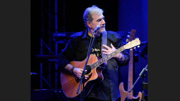 Δημήτρης Σταρόβας: Ροκάρει με την κιθάρα και τη μπάντα του στη σκηνή