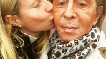 Η Γκουίνεθ Πάλτροου για Βαλεντίνο: «"Βάλε λίγη μάσκαρα", συνήθιζε να με πειράζει»
