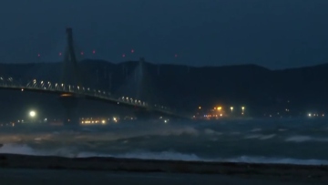 Γέφυρα Ρίου – Αντιρρίου: Πρωτοφανείς εικόνες με ανέμους 12 μποφόρ και κύματα, δεμένα τα πλοία