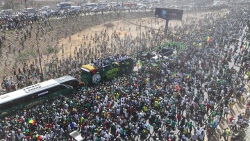 Μοναδικές στιγμές στο Ντακάρ: Χιλιάδες Σενεγαλέζοι στους δρόμους για την παρέλαση των πρωταθλητών Αφρικής, δείτε βίντεο 