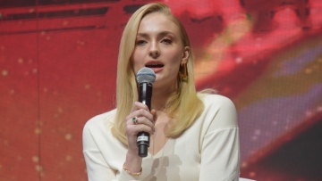 Σόφι Τέρνερ για τη μητρότητα στα 23 της: Είναι πολύ ωραίο πράγμα, δεν αγχώνομαι για το βιολογικό μου ρολόι