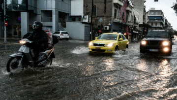 Σε code red πέντε περιφέρειες ενόψει της κακοκαιρίας, ισχυρές συστάσεις προς τους πολίτες - Ενδεχόμενο να κλείσουν τα σχολεία στην Αττική