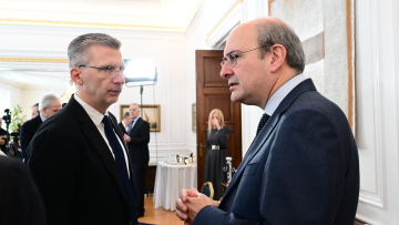 Χατζηδάκης και Σκέρτσος παρουσιάζουν τον κυβερνητικό προγραμματισμό για το 2026