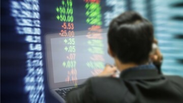 Αναταράξεις στα ασιατικά χρηματιστήρια και ιστορικό υψηλό για τον χρυσό λόγω Τραμπ