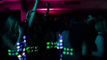 Πάρτυ, χορός και επισκέψεις σε μουσεία μακριά από τα κινητά: Πώς θα εξελιχθεί η ψυχαγωγία μας το 2026;
