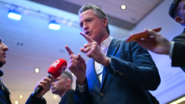 Για... υποταγή στον Τραμπ κατηγορεί τους Ευρωπαίους ηγέτες ο κυβερνήτης της Καλιφόρνιας: Αξιοθρήνητη η στάση τους, έπρεπε να τους είχα φέρει επιγονατίδες