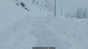Πάνω από ένα μέτρο το χιόνι στα ορεινά της Καρδίτσας, υποχρεωτικές οι αντιολισθητικές αλυσίδες