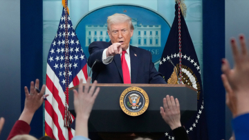 «Ο Θεός είναι πολύ περήφανος για το έργο μου»: Παράπονα, επιθέσεις και... Hell's Angels στην επετειακή ομιλία του Τραμπ