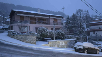 Live η κακοκαιρία: Πού χιονίζει τώρα, στα λευκά πολλές περιοχές - Χιονίζει στα ορεινά της Θεσσαλονίκης, το 'στρωσε μέσα στην πόλη των Τρικάλων, δείτε εικόνες
