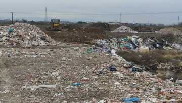 Κακουργηματική δίωξη στους έξι συλληφθέντες που άδειαζαν μπάζα στον δήμο Δέλτα
