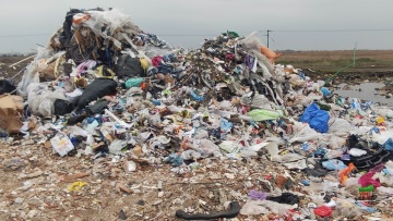 Θεσσαλονίκη: Πετούσαν παράνομα σε χωράφι μπάζα από κατεδαφίσεις, εκσκαφές και απόβλητα από ανακύκλωση, έξι συλλήψεις