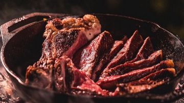 Beastalis: Ηardcore κρεατοφαγία σε ένα κρεοπωλείο – εστιατόριο στην Γλυφάδα