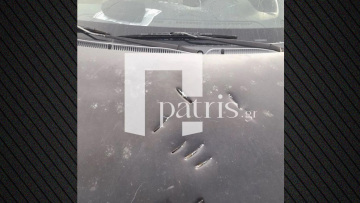 Οι τσεκουριές στο αμάξι από την επίθεση 39χρονου σε μητέρα και το παιδί της στο Ηράκλειο, φωτογραφία