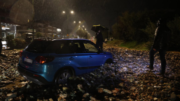 Δύσκολη νύχτα στην Αττική: 112 για υπερχείλιση του ρέματος στη Ραφήνα, απομάκρυνση κατοίκων - Πλημμύρισαν δρόμοι, «βούλιαξαν» αυτοκίνητα