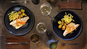 Λαβράκι σοτέ με σάλτσα λεμονιού, φινόκιο και βουτυράτες πατάτες
