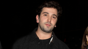 Ποιος είναι ο Μάριο Μπανούσι το παιδί θαύμα του ελληνικού θεάτρου: Τα δύσκολα παιδικά χρόνια, η μετανάστευση από την Αλβανία και η «μάμι» γιαγιά του