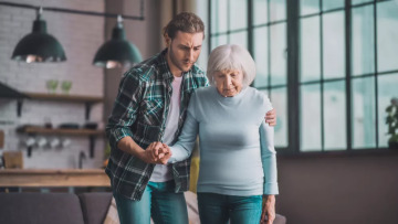 Έφηβοι σε ρόλο φροντιστή ηλικιωμένων – Το «αόρατο» βάρος στην ψυχική τους υγεία
