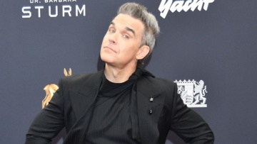 Ο Ρόμπι Γουίλιαμς πάει για ρεκόρ στο Ηνωμένο Βασίλειο και απειλεί να αφήσει πίσω τους Beatles