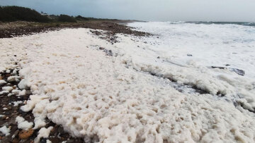 Παραλία στην Παλαιοχώρα Χανίων γέμισε αφρούς, δείτε βίντεο και φωτογραφίες