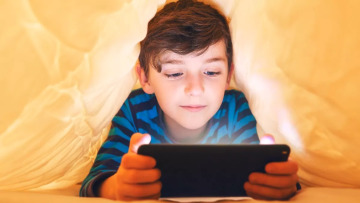 Γονείς: Το να πάρετε τη συσκευή από το παιδί γυρίζει μπούμερανγκ – Νέες οδηγίες για παιδιά και οθόνες
