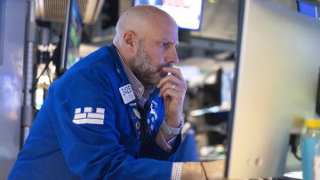 Wall Street: Νευρικό φινάλε της εβδομάδας με στήριξη από την τεχνολογία