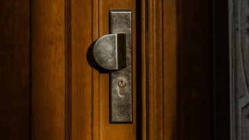 Αγόρασαν σπίτι και βρήκαν κρυφή πόρτα του 1974: «Δεν την είχε ανοίξει ποτέ κανείς»