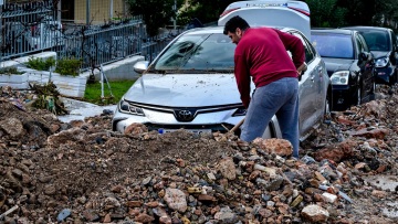 Ξεκινούν οι αυτοψίες στην Αττική μετά τις πληγές από την κακοκαιρία που άφησε πίσω της δύο νεκρούς