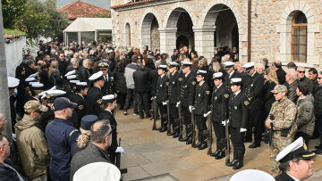 Θρήνος στην κηδεία του λιμενικού που σκοτώθηκε στο Άστρος, ο Κικίλιας ζήτησε από τον Κακλαμάνη να «υιοθετήσει» η Βουλή το παιδί του