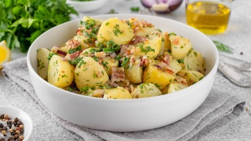 Πικάντικη, με θαλασσινά ή vegan; 18 συνταγές για χορταστική πατατοσαλάτα
