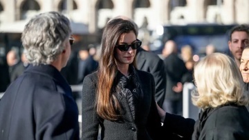 Valentino: Οι διάσημοι που έδωσαν το παρών στην κηδεία του σχεδιαστή στη Ρώμη (βίντεο)
