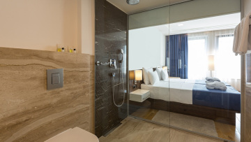 «Φέρτε πίσω τις πόρτες!»: Κίνημα κατά των ξενοδοχείων που έχουν γυάλινους τοίχους σε μπάνια και τουαλέτες