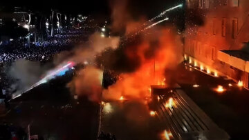 Επεισόδια σε αντικυβερνητική διαδήλωση στα Τίρανα με μολότοφ, δακρυγόνα και τραυματίες, δείτε βίντεο  