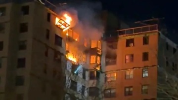 Μεγάλη φωτιά σε πολυκατοικία του Μπρονξ, αναφορές πως προηγήθηκε έκρηξη από διαρροή αερίου