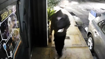 Η στιγμή που ο 32χρονος Αλβανός τοποθετεί τον εκρηκτικό μηχανισμό στην είσοδο της Jacky.O: Δείτε βίντεο